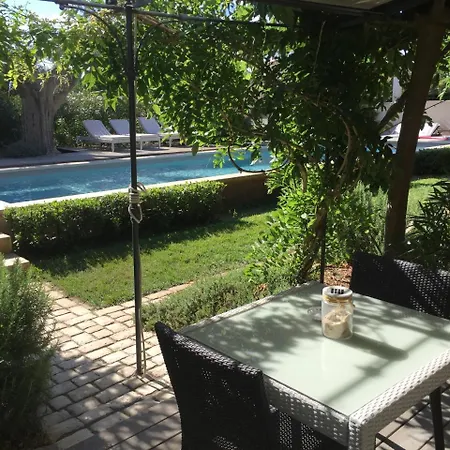 לינה וארוחת בוקר La Begude - Boutique Luxury 4*